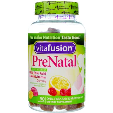 Gomitas prenatales Vitafusion en mano