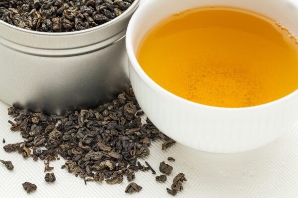 Infusión de té gunpowder premium en agua caliente