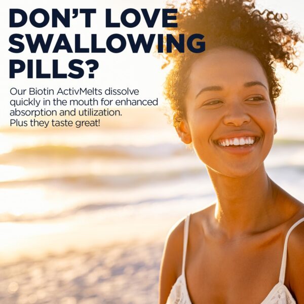 Frasco con cápsulas en fondo blanco