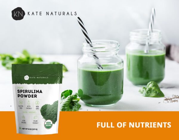 Espirulina orgánica Kate Naturals en polvo sobre cuchara