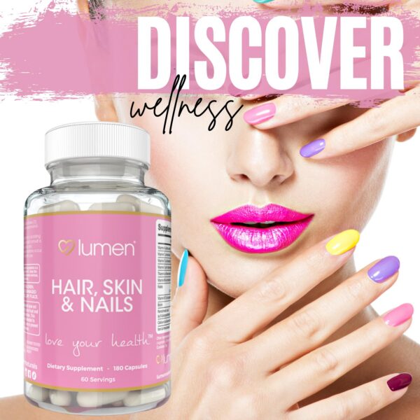 Frasco y cápsulas en escritorio