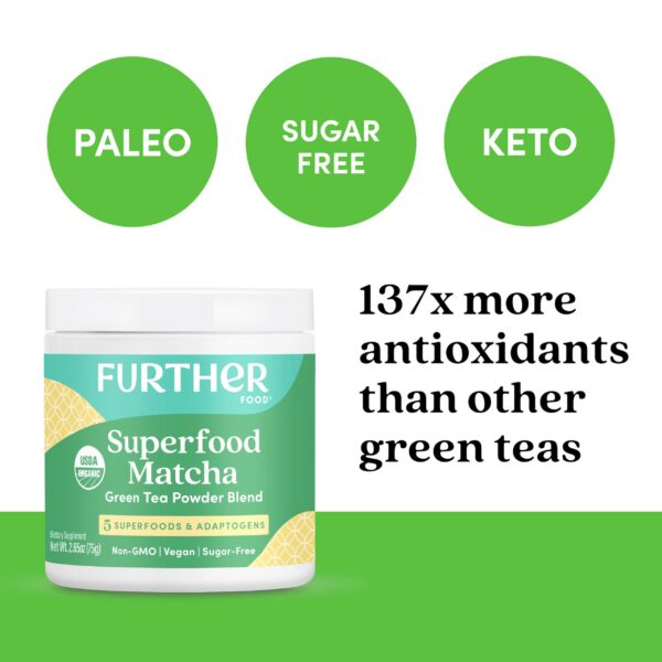 Matcha en taza listo para beber energizante y detoxificante