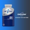 Version 1.0.0 Multivitaminas One A Day Hombres 50+ tableta en mano