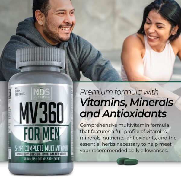 Mano sosteniendo frasco de vitaminas