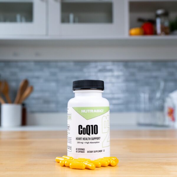 Primer plano de cápsulas NutraBio CoQ10