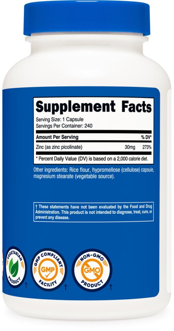 Frasco en mesa con fondo blanco