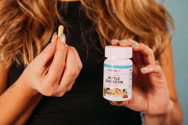 Paquete Eclectic ortiga con quercetina 90 cápsulas azules