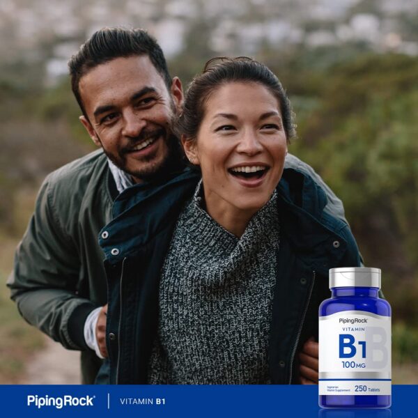 Tabletas blancas redondas dentro del envase