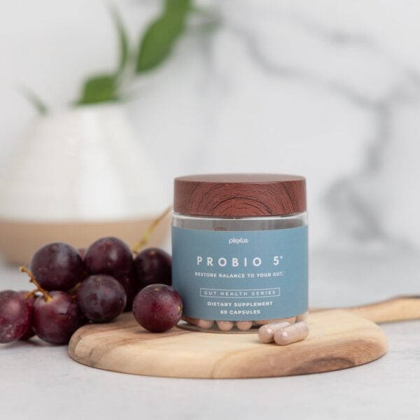 Cápsulas en mano Plexus ProBio 5 suplemento