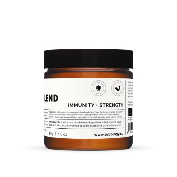 Polvo de hongos Erbology sobre superficie blanca para inmunidad