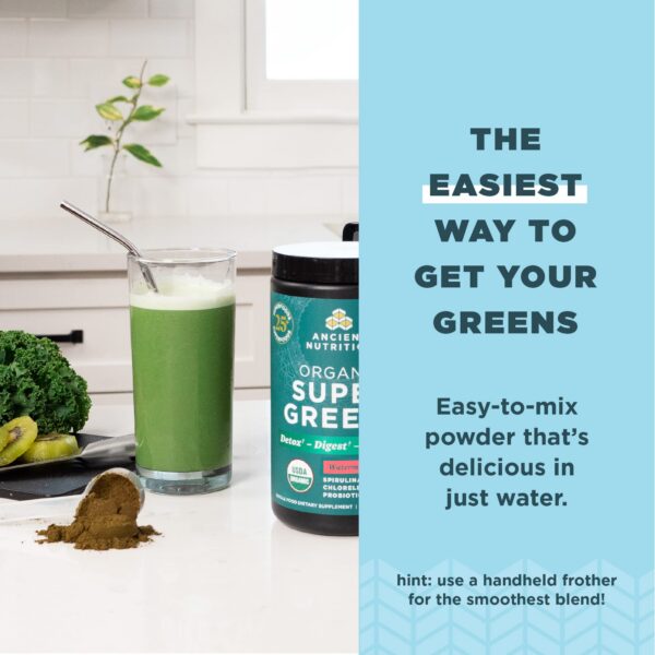 Preparación de bebida con Ancient Nutrition SuperGreens sabor sandía orgánica