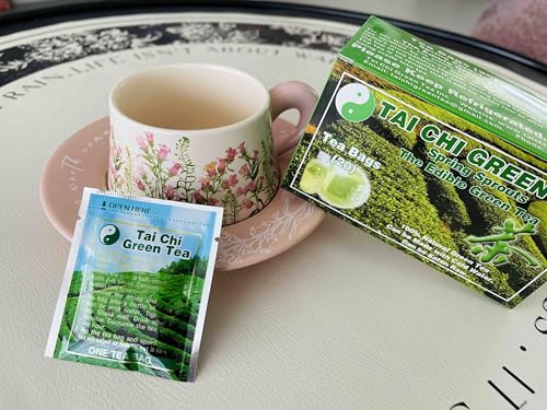 Preparación de té verde Tai Chi Spring Sprouts en taza