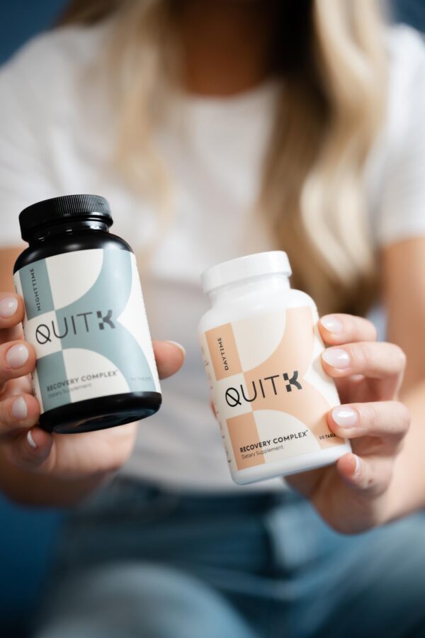 Primer plano del frasco QuitK Recovery Complex