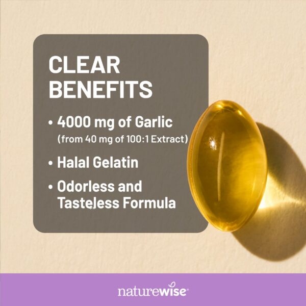 softgels ajo NatureWise cerca sobre fondo claro