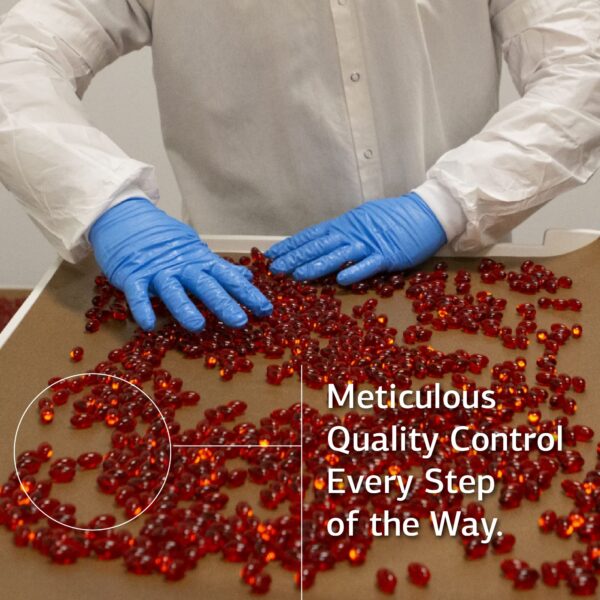 Tabletas Cardio-Plus en mano con frasco al fondo