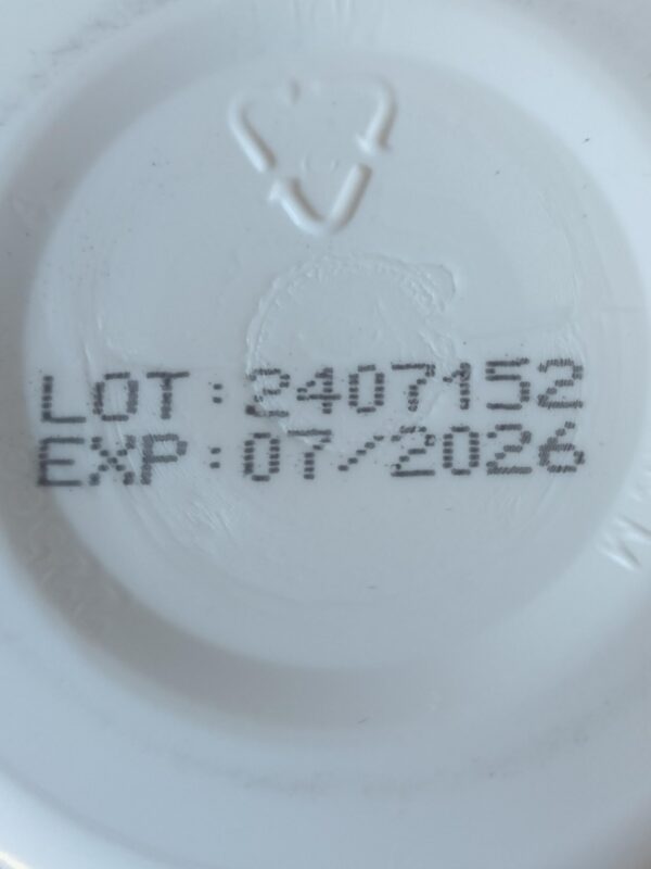 Caja y frasco en estante