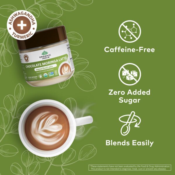 Taza con latte moringa listo para beber