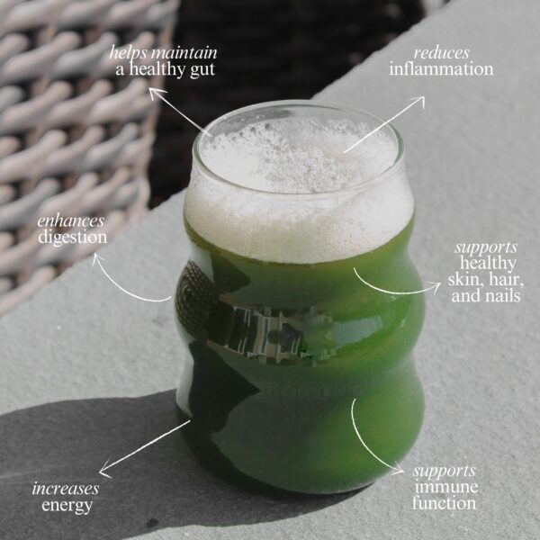 Vista cercana del polvo verde dentro del frasco