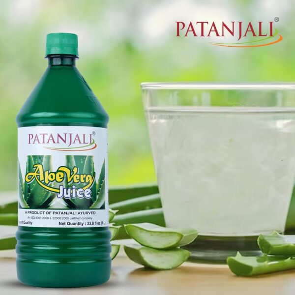 Vista lateral de botella jugo aloe vera Patanjali