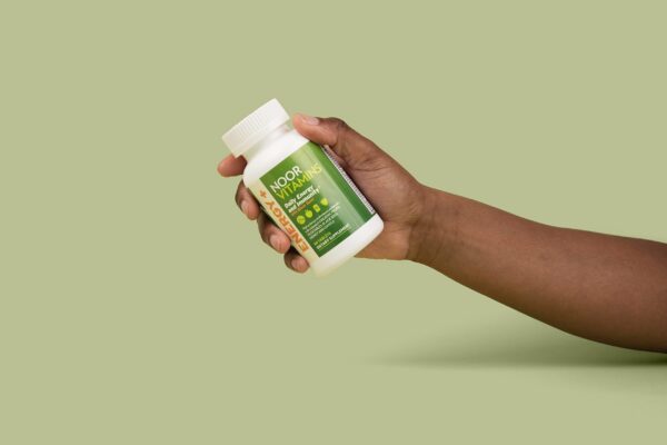 Vista lateral botella Noor Vitamins Energy+ multivitamínico halal