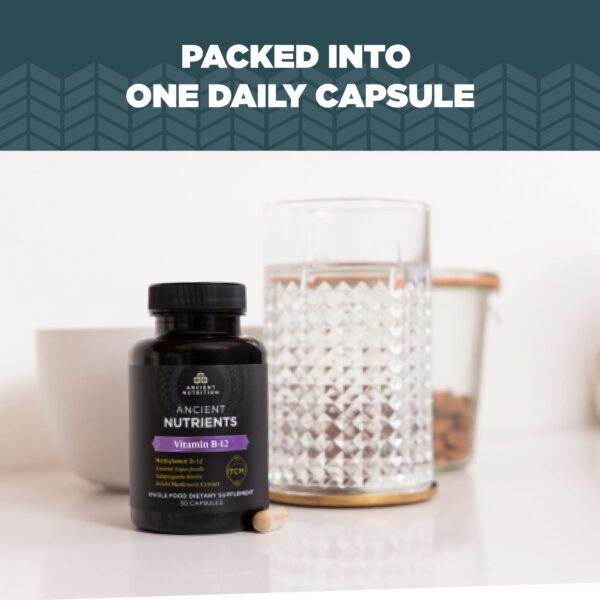 Vitamina b12 cápsulas Ancient Nutrition sobre fondo blanco