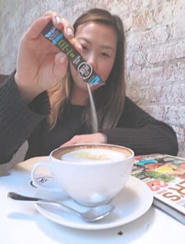 VitaPerk Energy y taza de café