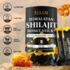 Shilajit sticks cerca del agua caliente